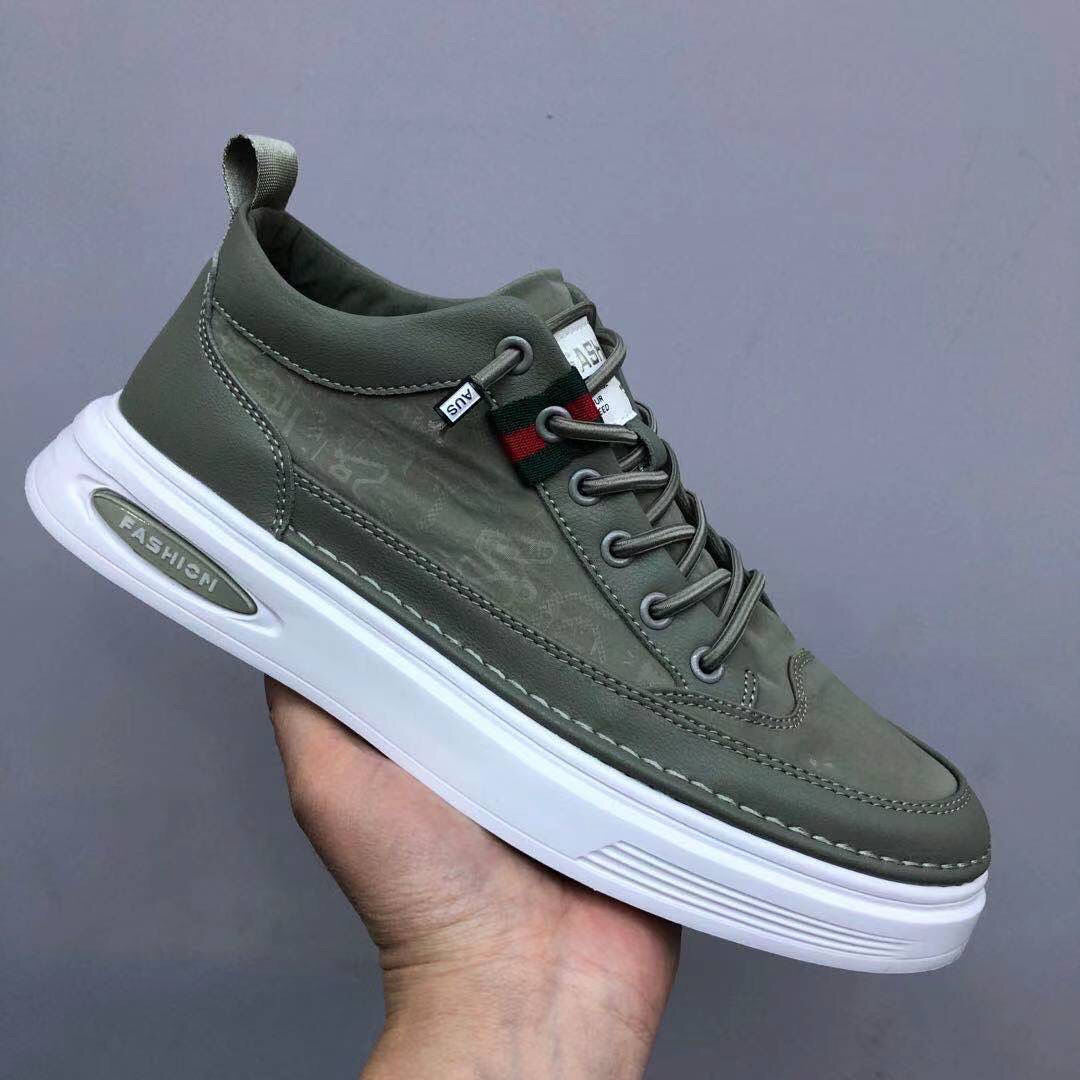 Men's Lace-Up Low-Top Sneakers with Padded Collar and Grip Sole