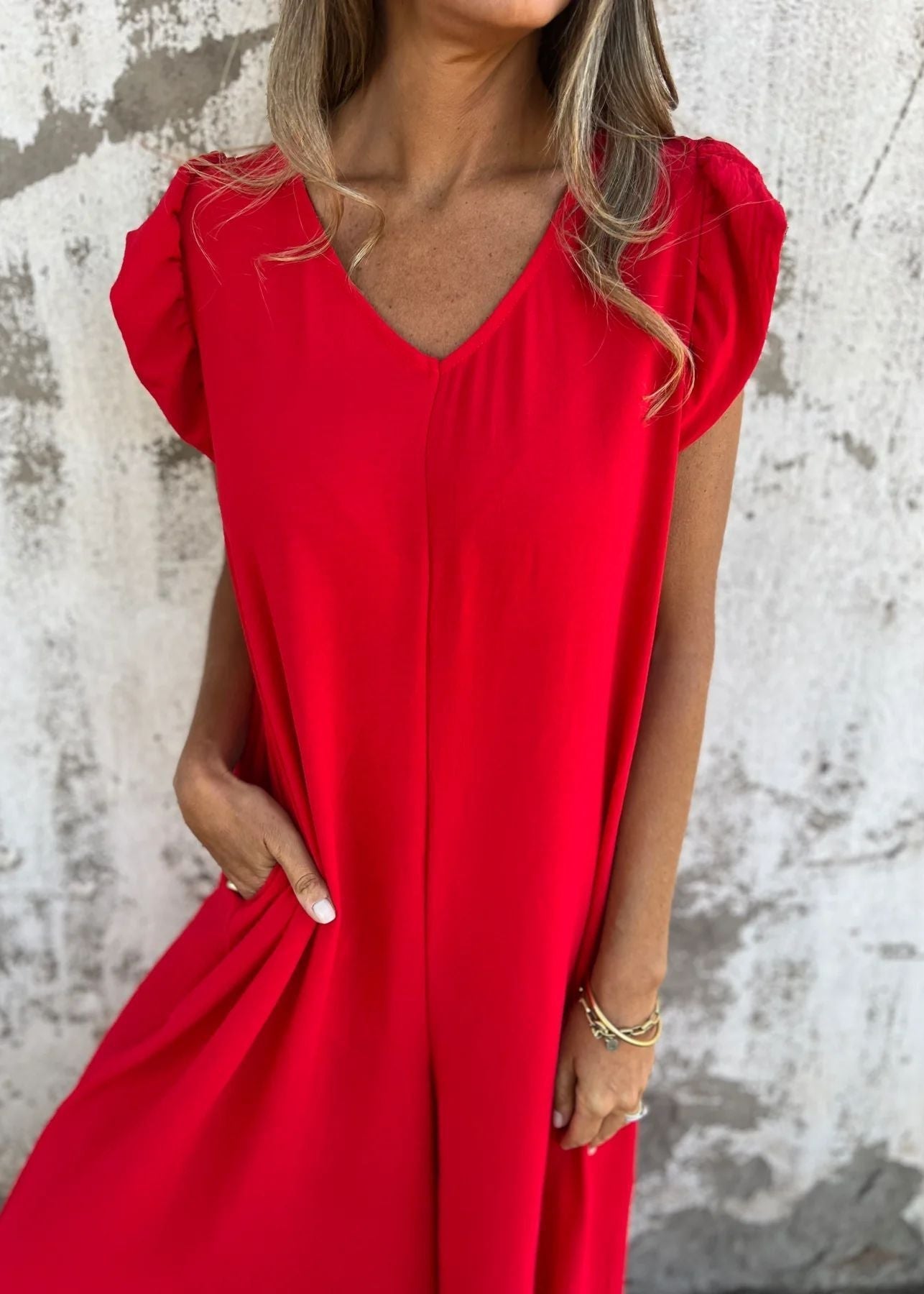 Women's Sleeveless Jumpsuit with V-Neck and Pockets