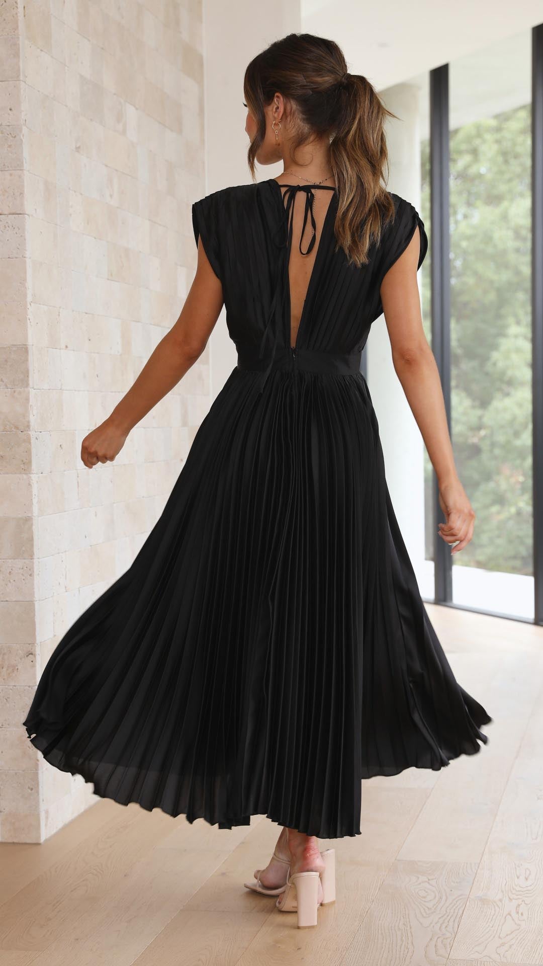 Women's Pleated V-Neck Maxi Dress